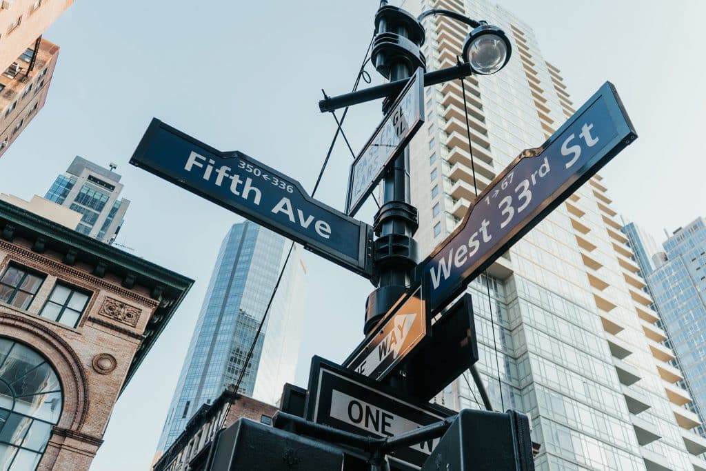 5th ave and 33rd st signs 